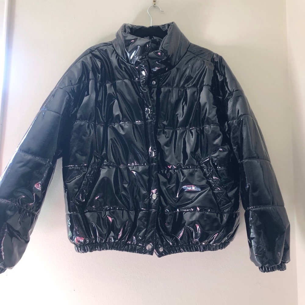 Shiny cropped puffer coat